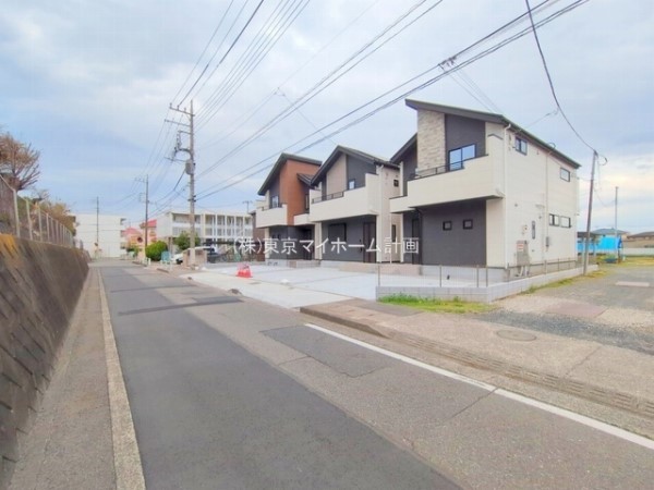 外観:前面道路含む現地外観写真