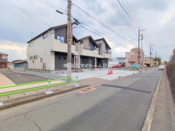 外観:前面道路含む現地外観写真