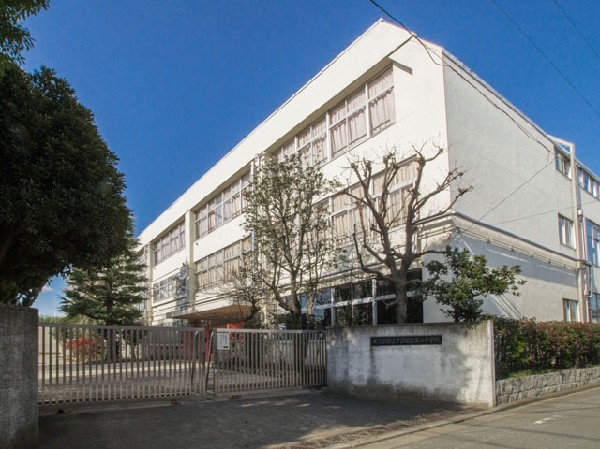 周辺環境:国立市立国立第二中学校(自他の生命や人権を尊重する心、互いの違いを認め合って生きて行く態度、美しいものや自然に感動する心など人間としてより良く生きようとする意欲や態度を育てます。)