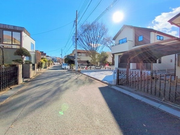 外観:前面道路含む現地外観写真
