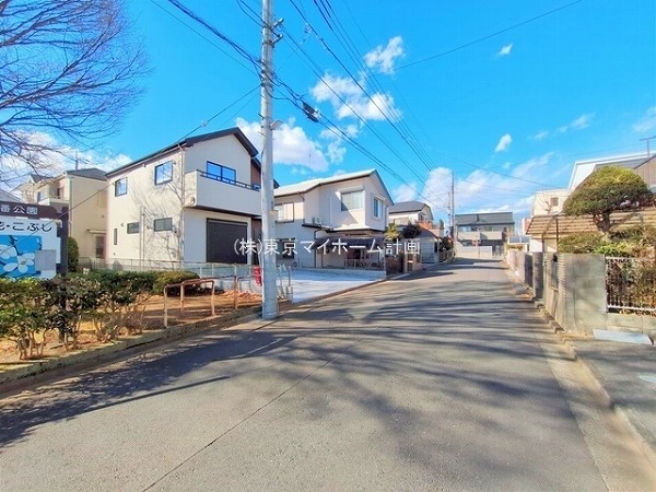 外観:前面道路含む現地外観写真