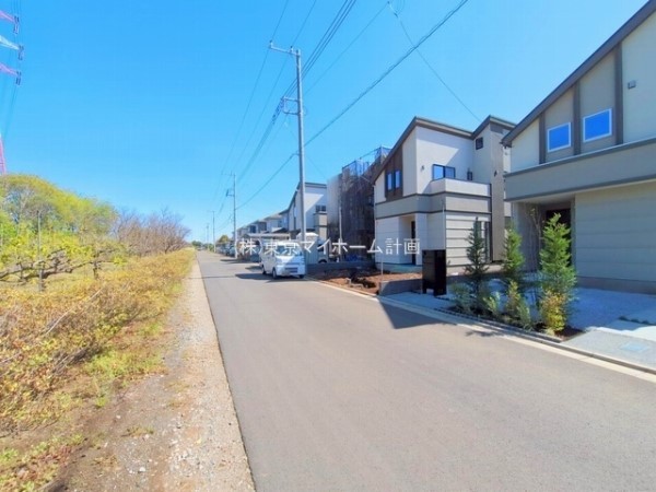 外観:前面道路含む現地外観写真