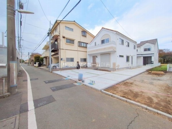 外観:前面道路含む現地外観写真
