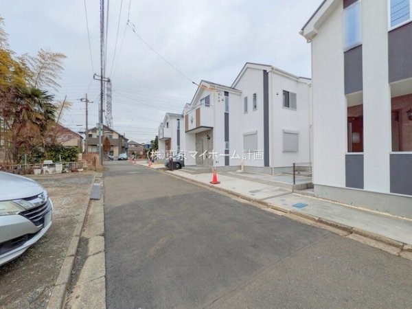 外観:前面道路含む現地外観写真