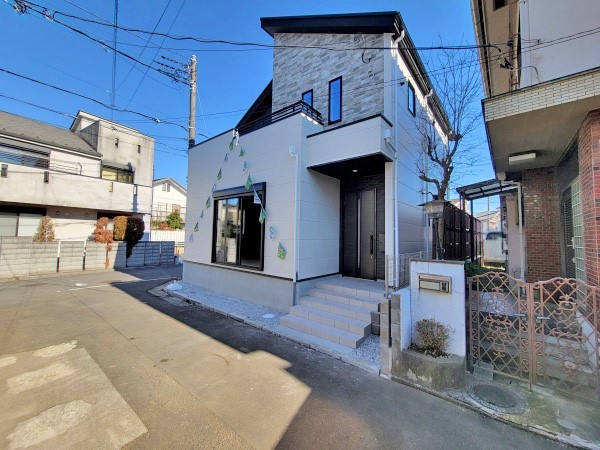 外観:前面道路含む現地外観写真