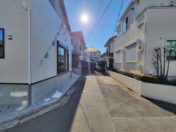 外観:前面道路含む現地外観写真