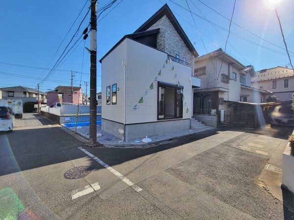 外観:前面道路含む現地外観写真