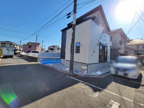 外観:前面道路含む現地外観写真