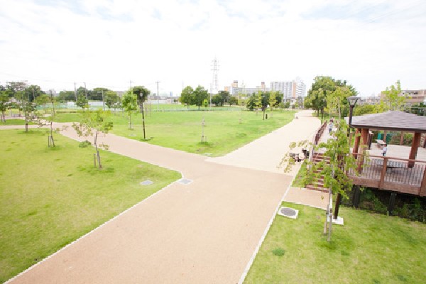 周辺環境:東京都立東伏見公園(公園の近くには特別緑地保全地区に指定されている緑豊かな東伏見稲荷神社の森や、石神井川が隣接するなど、緑と水に恵まれた立地条件にあります。)