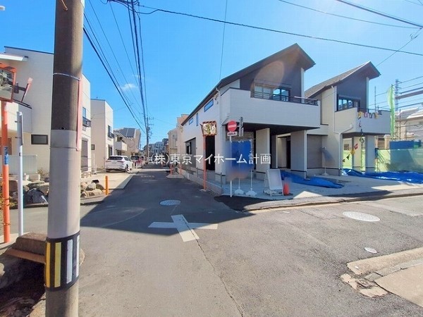 外観:前面道路含む現地外観写真