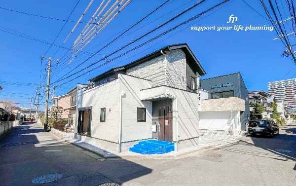 外観:前面道路含む現地外観写真