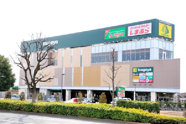 周辺環境:いなげや武蔵野関前店(ドラッグストアやカジュアルファッションショップなど専門店のテナントが同じ建物の中に入っており、夜の11時近くまで営業しているのでお仕事帰りも利用しやすいスーパーです。)