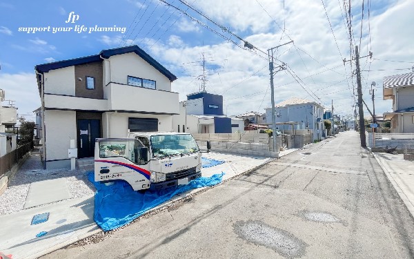 外観:前面道路含む現地外観写真