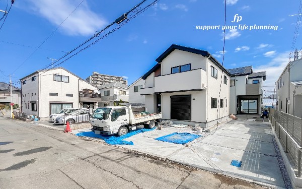 外観:前面道路含む現地外観写真