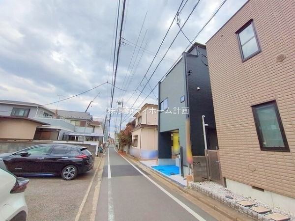 外観:前面道路含む現地外観写真