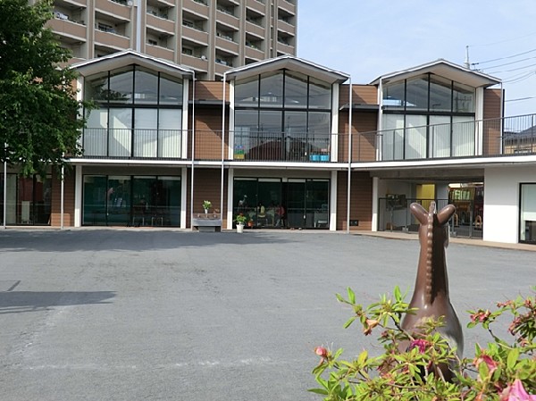 周辺環境:府中新町幼稚園(平成23年に建て替えをされた、園庭の桜を中心に配置されたアーチ型の美しい園舎です。)