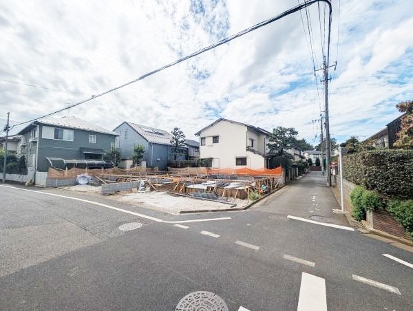 外観:前面道路含む現地外観写真（建築中）