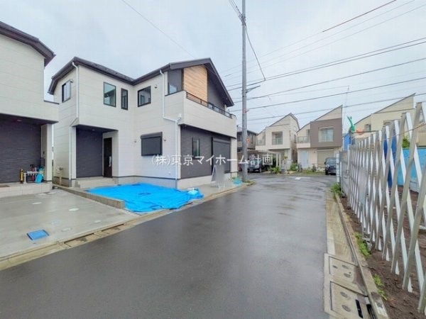 外観:前面道路含む現地外観写真