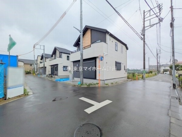 外観:前面道路含む現地外観写真