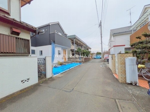 外観:前面道路含む現地外観写真