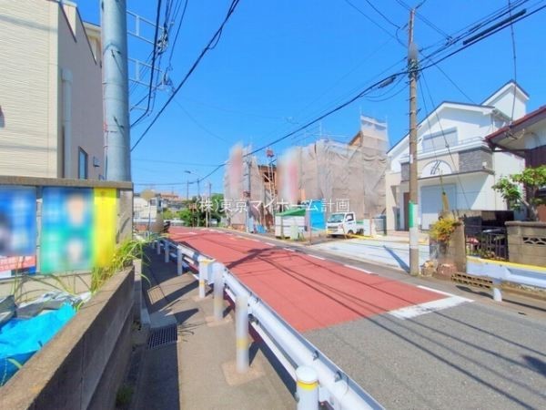 外観:前面道路含む現地外観写真（建築中）