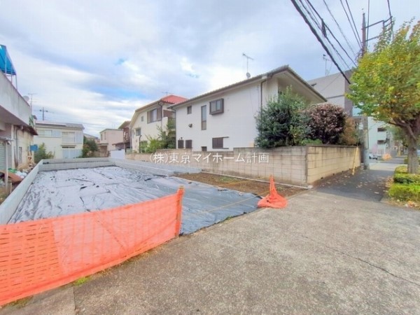外観:前面道路含む現地土地写真
