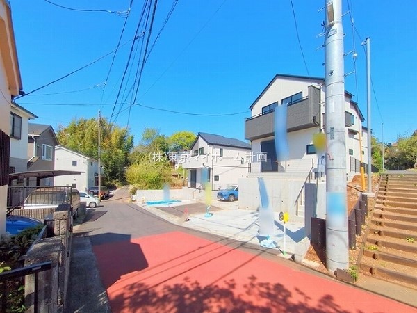 外観:前面道路含む現地外観写真