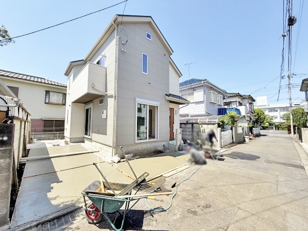 外観:前面道路含む現地外観写真