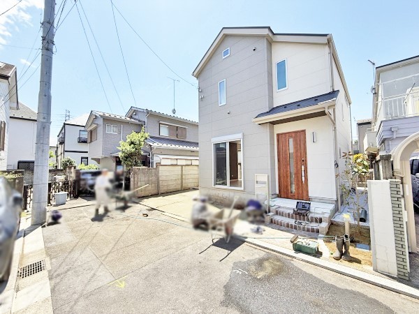 外観:前面道路含む現地外観写真