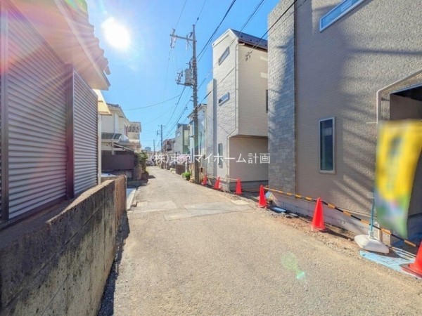 外観:前面道路含む現地外観写真(建築中)