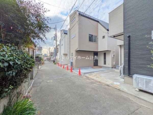 外観:前面道路含む現地外観写真