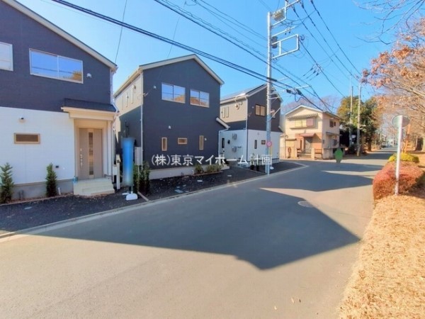 外観:前面道路含む現地外観写真