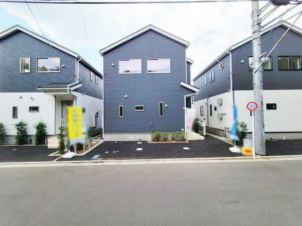 外観:前面道路含む現地外観写真