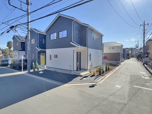 外観:前面道路含む現地外観写真