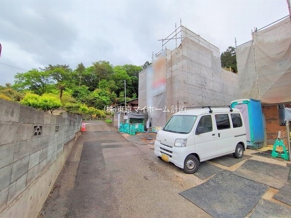 外観:前面道路含む現地外観写真（建築中）