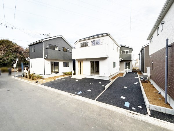 外観:前面道路含む現地外観写真