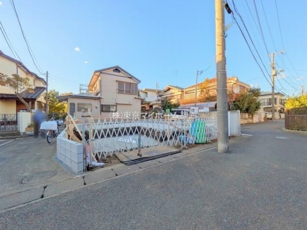 外観:前面道路含む現地外観写真（建築中）