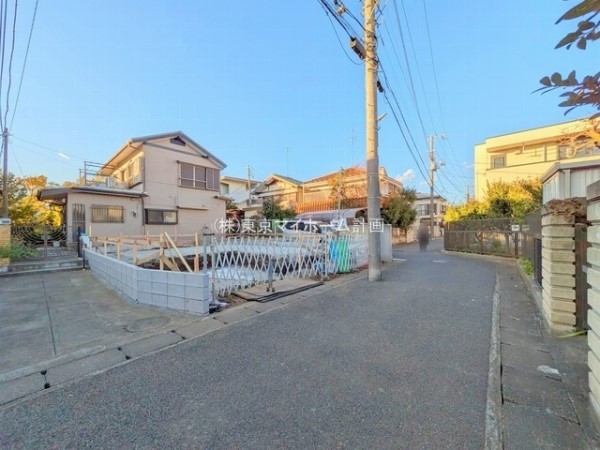 外観:前面道路含む現地外観写真（建築中）