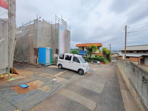 外観:前面道路含む現地外観写真（建築中）