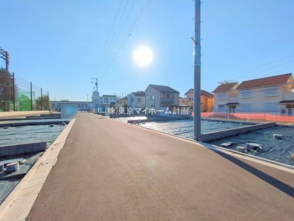 外観:前面道路含む現地土地写真