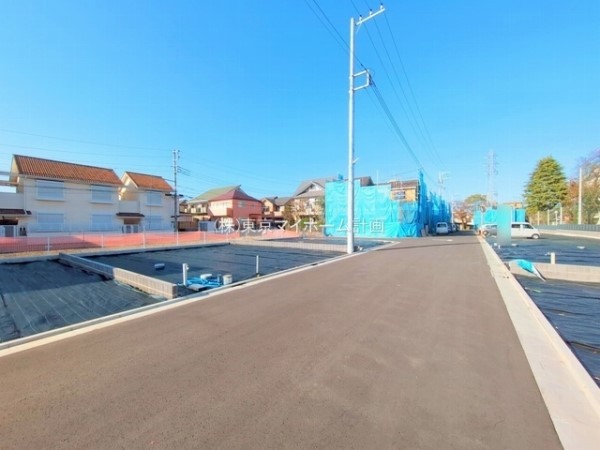外観:前面道路含む現地土地写真