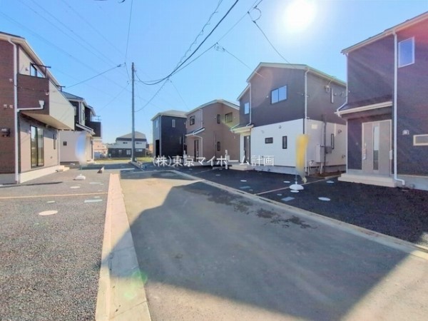 外観:前面道路含む現地外観写真