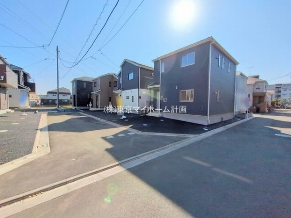 外観:前面道路含む現地外観写真