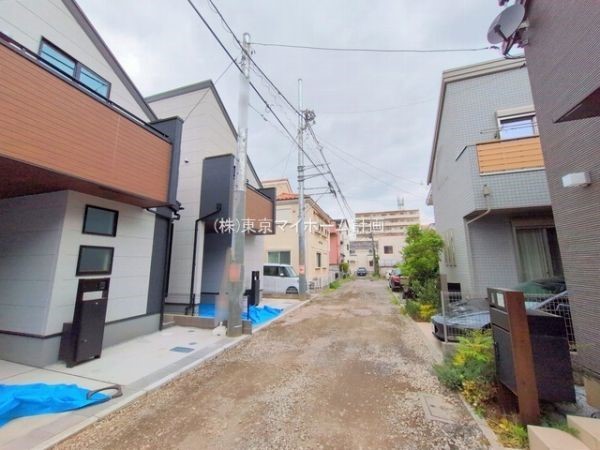 外観:前面道路含む現地外観写真