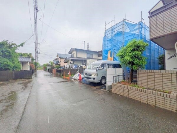 外観:前面道路含む現地外観写真（建築中）