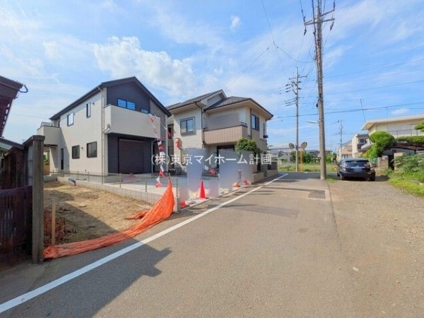 外観:前面道路含む現地外観写真