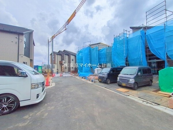外観:前面道路含む現地外観写真（建築中）