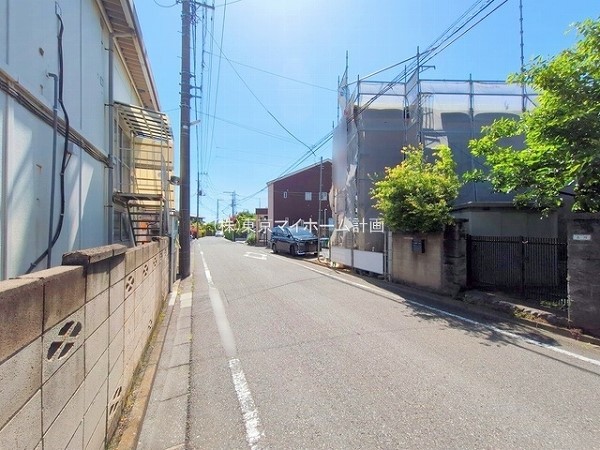 外観:前面道路含む現地外観写真（建築中）