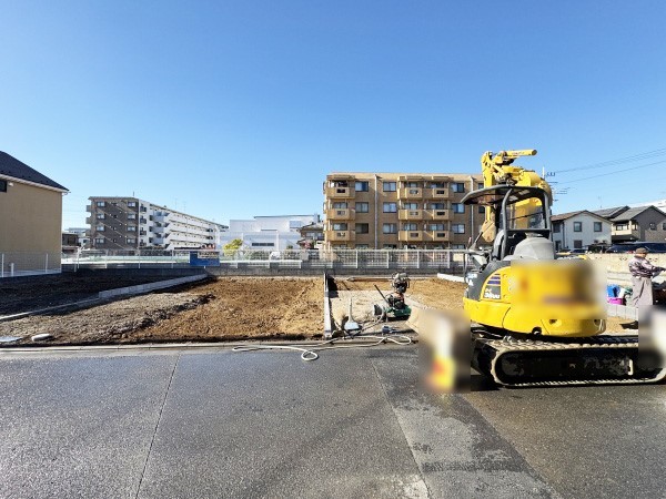 外観:前面道路含む現地土地写真