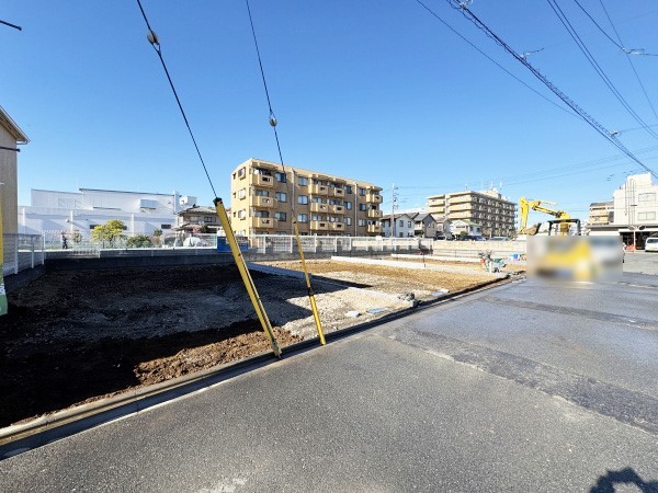 外観:前面道路含む現地土地写真